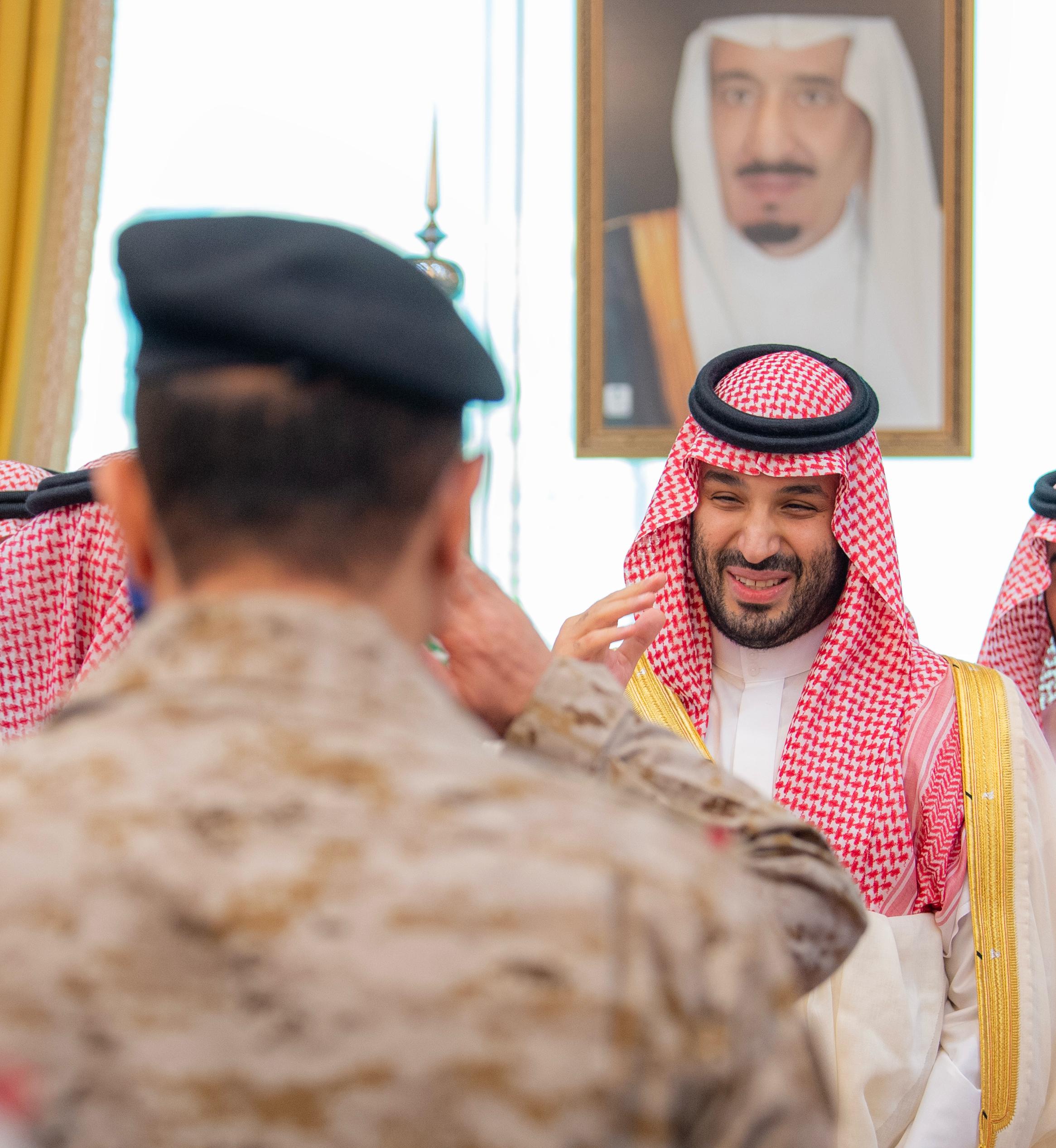 ولي العهد يستقبل الأمراء وكبار المسؤولين بعد أداء صلاة العيد