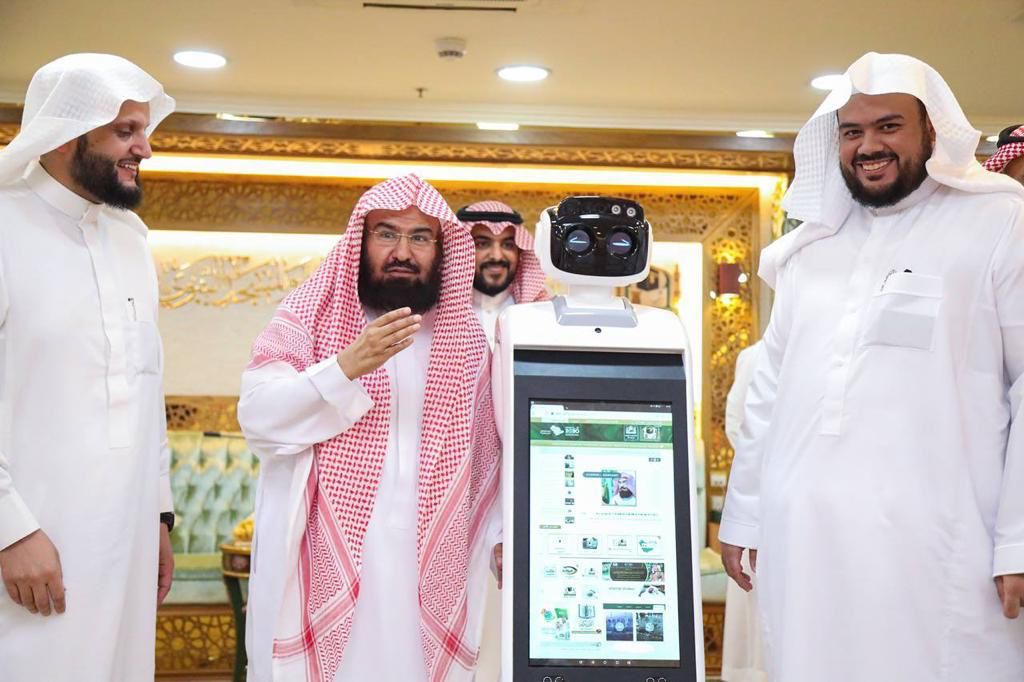بلغات متعددة.. الحرم المكي يطلق “روبوت منارة” لخدمة المعتمرين روبوت منارة