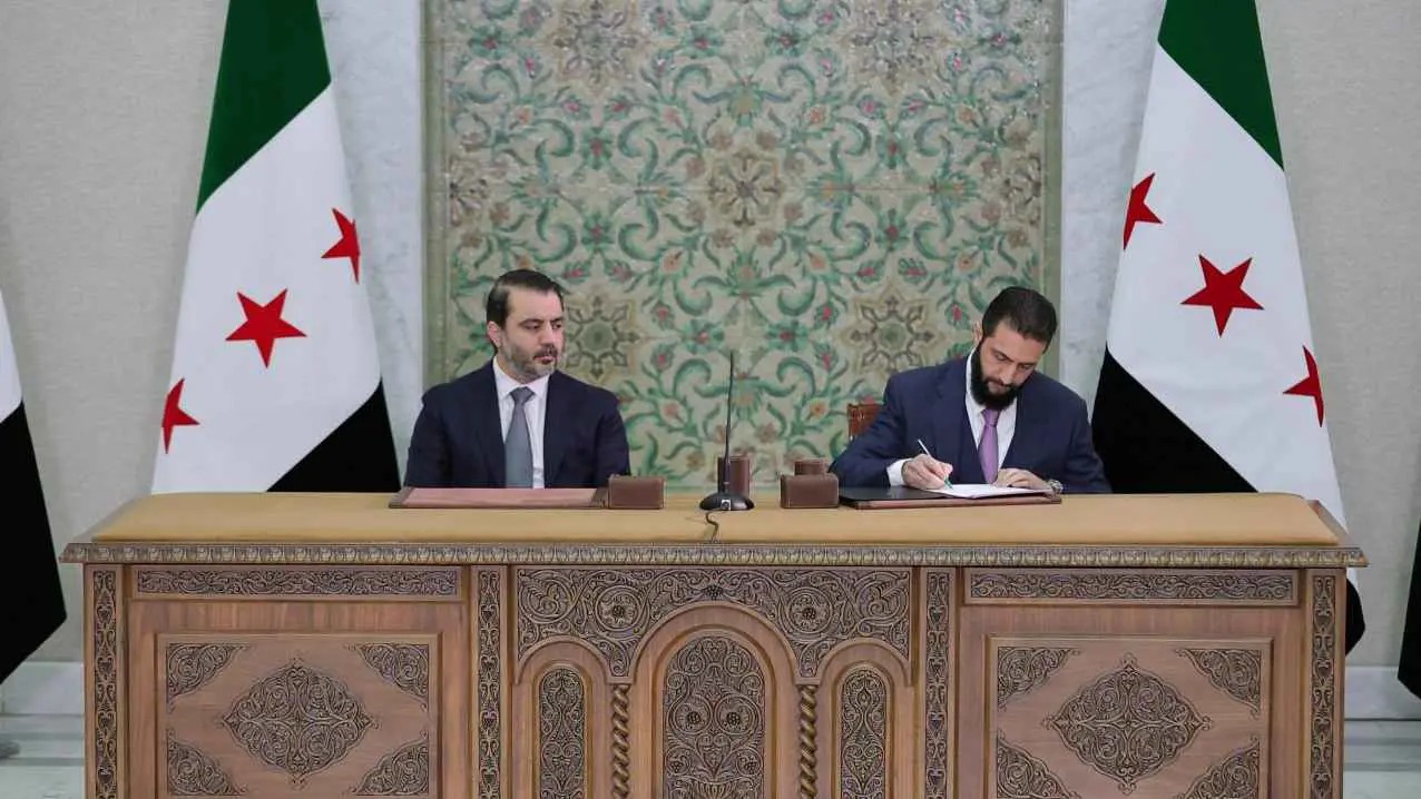 أستاذ قانون دولي لـ"الوئام": الإعلان الدستوري بداية إعادة بناء سوريا الجديدة أستاذ قانون دولي لـ"الوئام": الإعلان الدستوري بداية إعادة بناء سوريا الجديدة