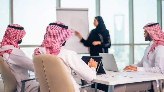 إصلاحات سوق العمل.. تحولات كبرى تدفع عجلة التوظيف المرأة العاملة السعودية