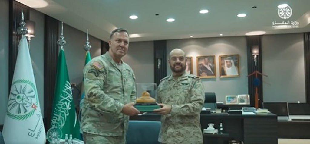 رئيس الأركان العامة يبحث مع قائد القيادة المركزية الأمريكية أوجه التعاون بين البلدين