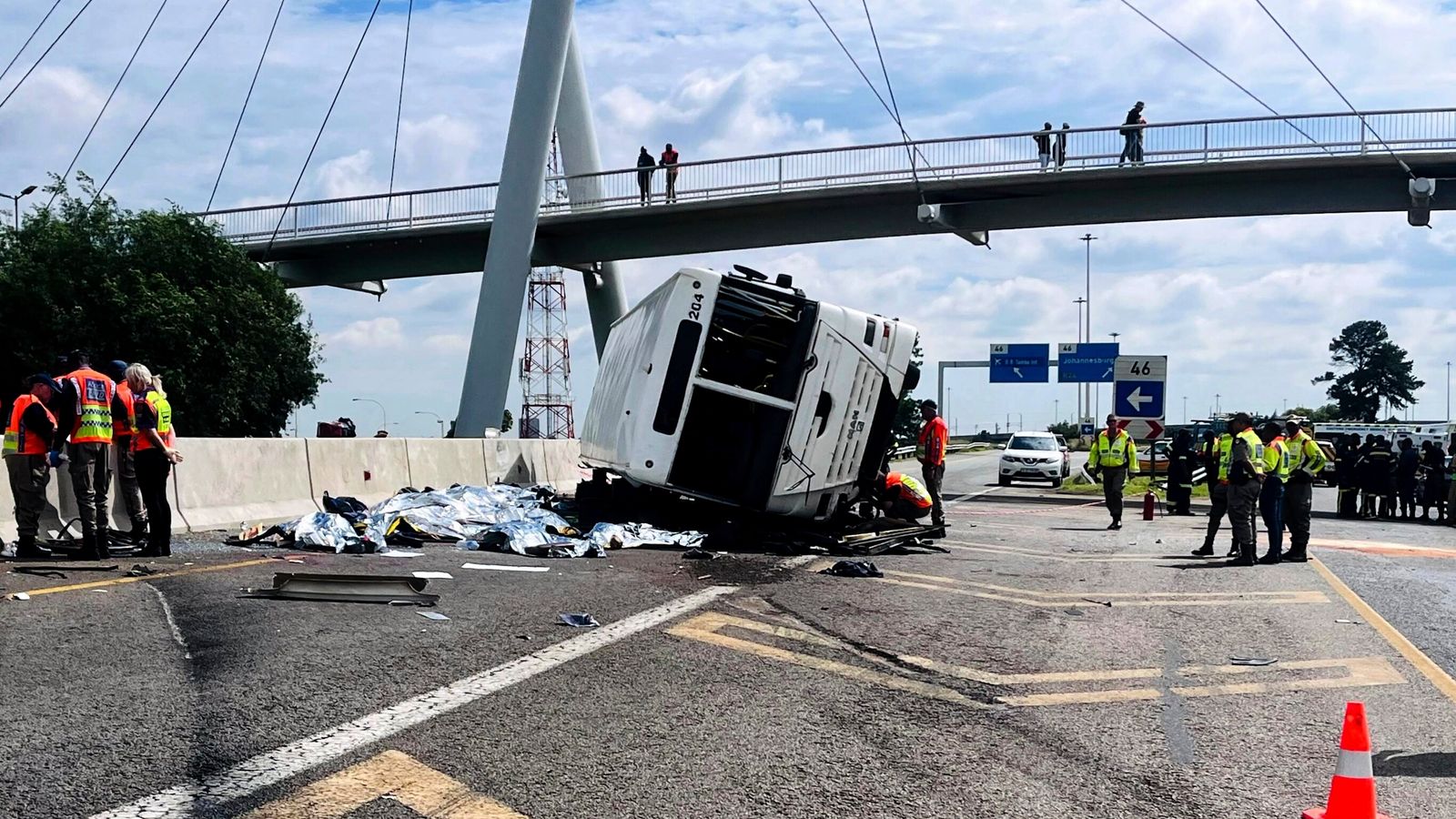 مقتل وإصابة 57 شخصًا جراء انقلاب حافلة على طريق سريع بجوهانسبرج