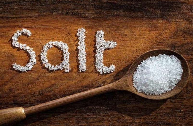 تناول الملح بكثرة يؤدي إلى أعراض شبيهة بالاكتئاب