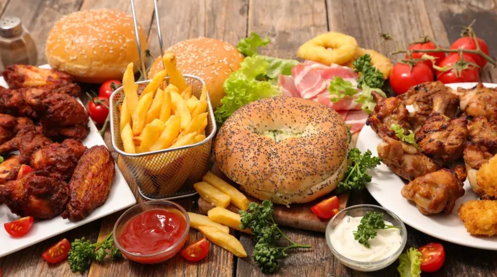 لتجنب اضطرابات الهضم.. أطعمة يُنصح بالابتعاد عنها عند الإفطار