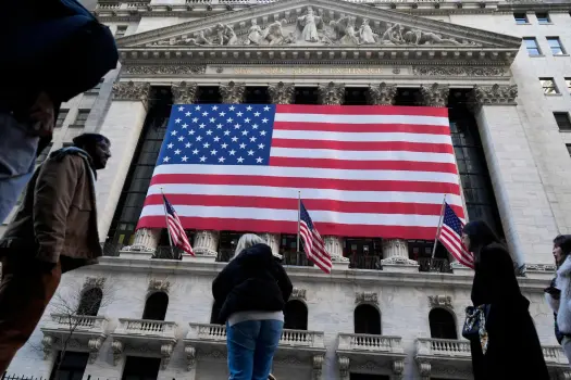 أسواق الأسهم الأمريكية تهبط والدولار ينخفض لأدنى مستوى في 3 سنوات