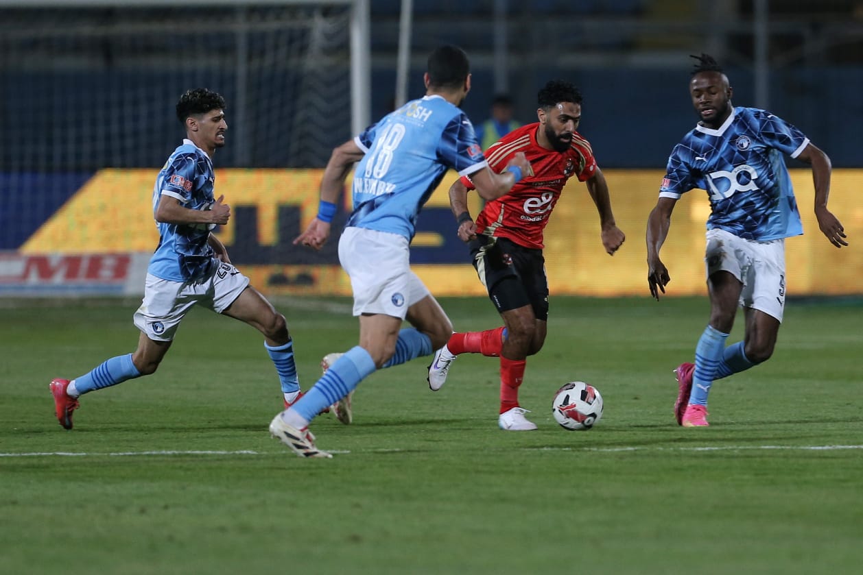 الأهلي وبيراميدز يتعادلان في قمة الدوري المصري