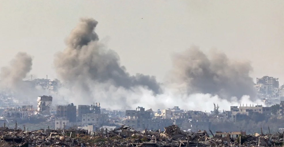 إسرائيل توسّع عملياتها في غزة.. و15 قتيلاً في غارات جوية