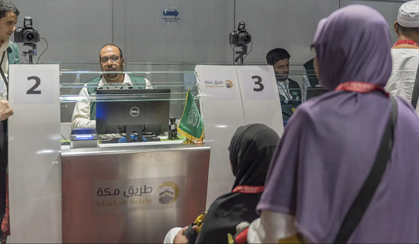 ماليزية تعبر عن سعادتها لإتاحة فرصة الحج لها من خلال مبادرة “طريق مكة”