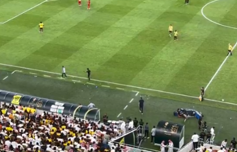 لوران بلان يغادر مباراة الاتحاد والقادسية ويعود بعد دقيقتين