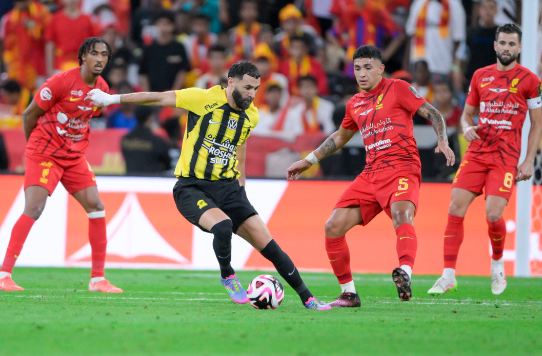 الاتحاد يحقق لقب كأس الملك بثلاثية أمام القادسية بنزيما