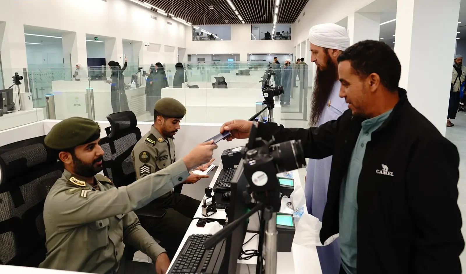 جوازات منفذ حالة عمار تستقبل الحجاج القادمين من الأردن