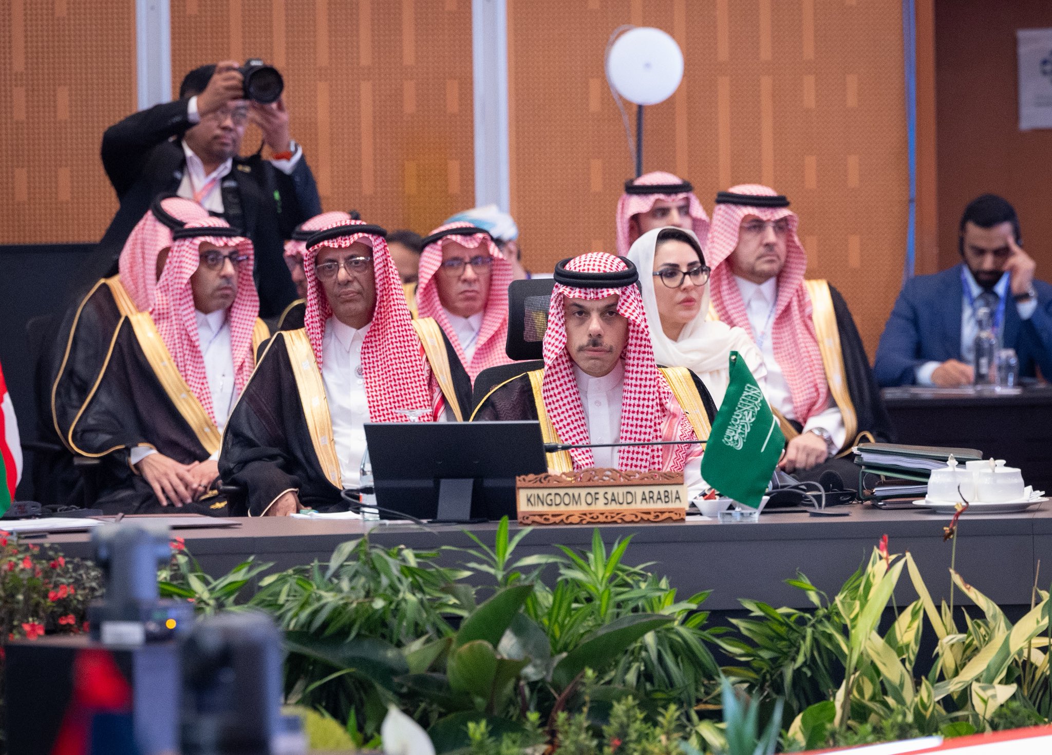 نيابةً عن ولي العهد.. وزير الخارجية يشارك في قمة مجلس التعاون وتجمع الآسيان والصين