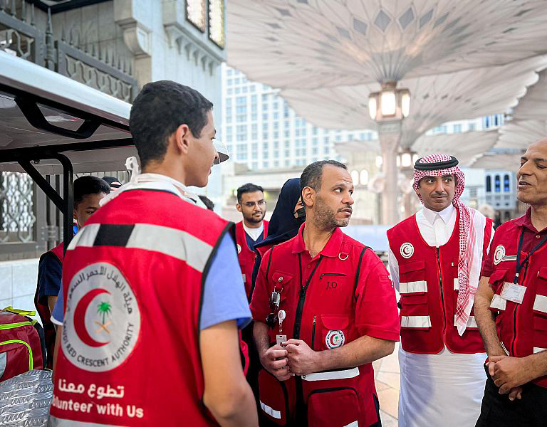 ما دور المتطوعين في الحج؟ رئيس الهلال الأحمر يجيب