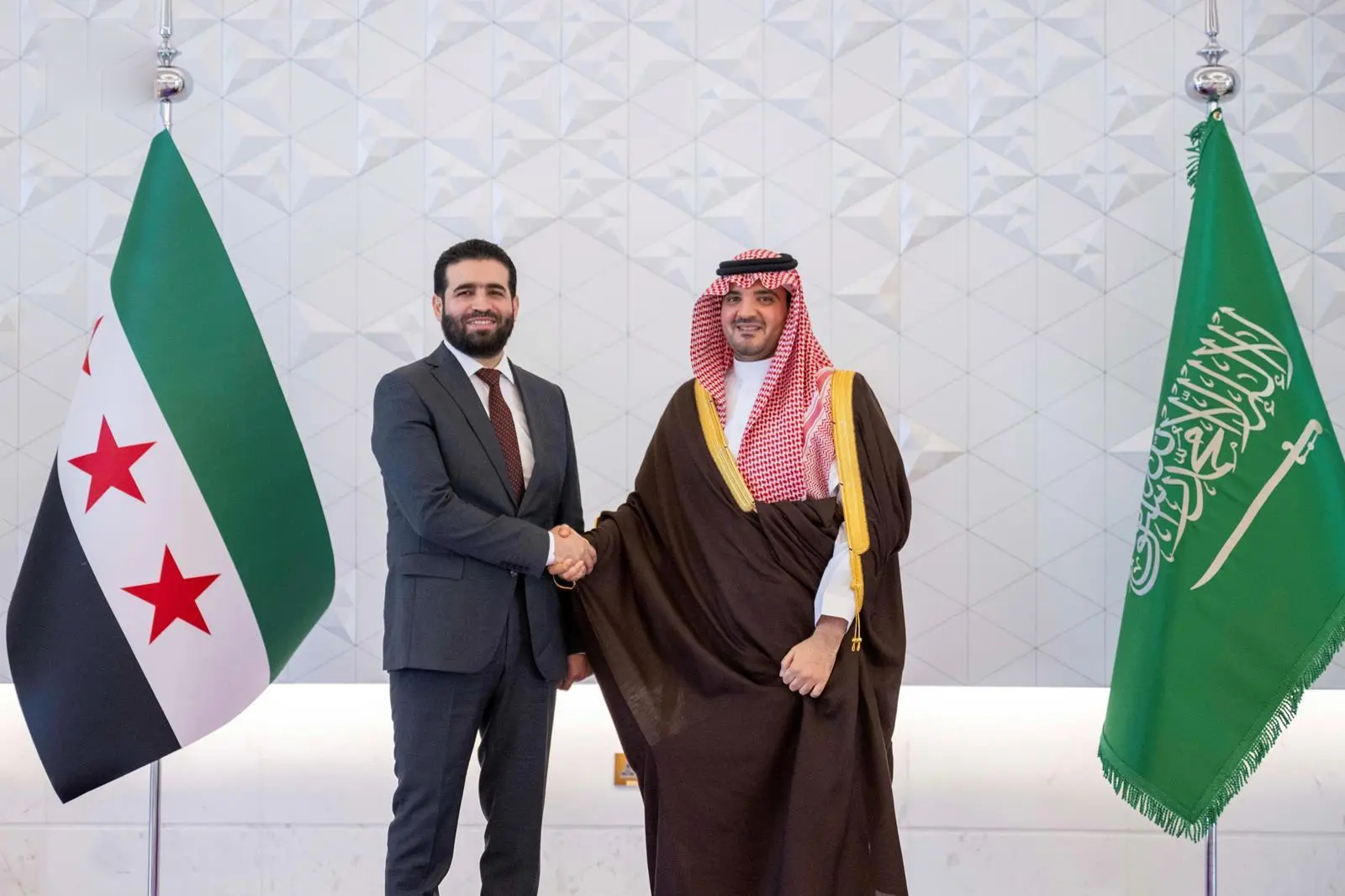 وزير الداخلية يبحث تعزيز التعاون الأمني مع نظيره السوري