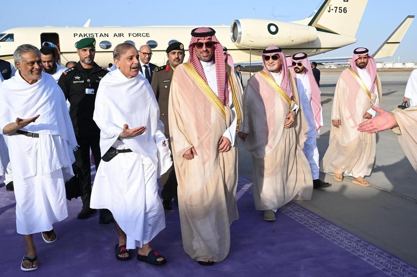 رئيس وزراء باكستان يصل جدة لأداء مناسك العمرة