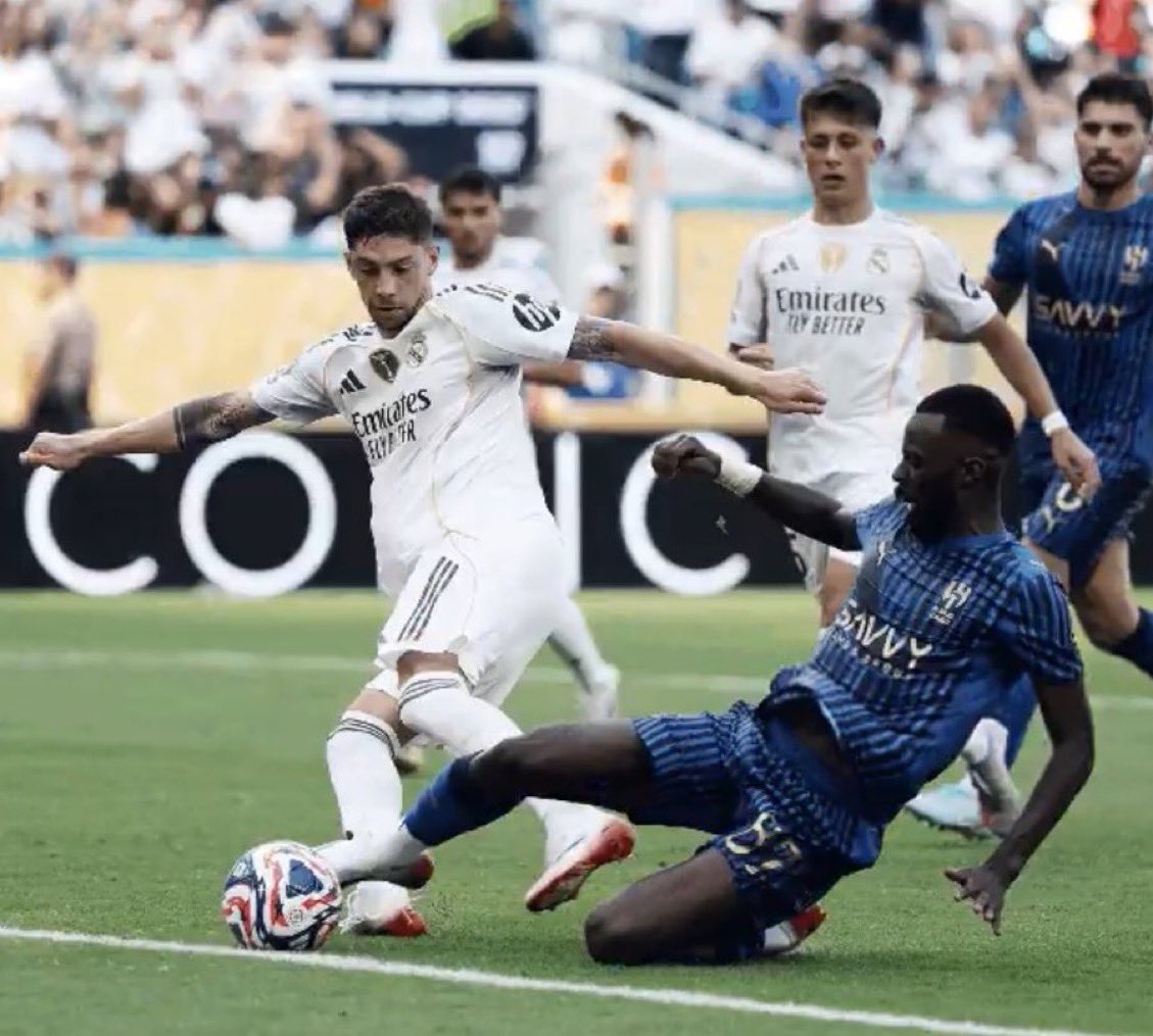 جماهير الهلال تحتفي بحسان تمبكتي بسبب لقطة الموسم