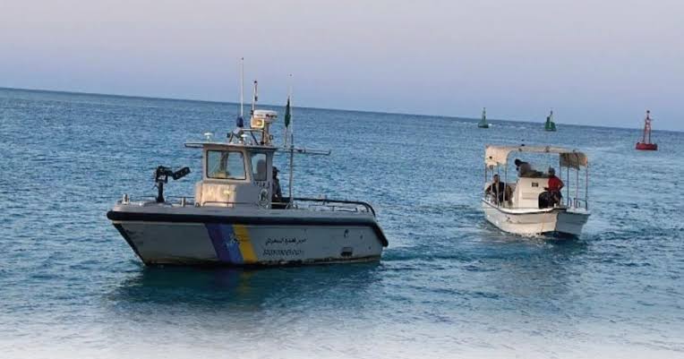 حرس الحدود بعسير ينقذ مواطنين تعطلت واسطتهما البحرية في عرض البحر