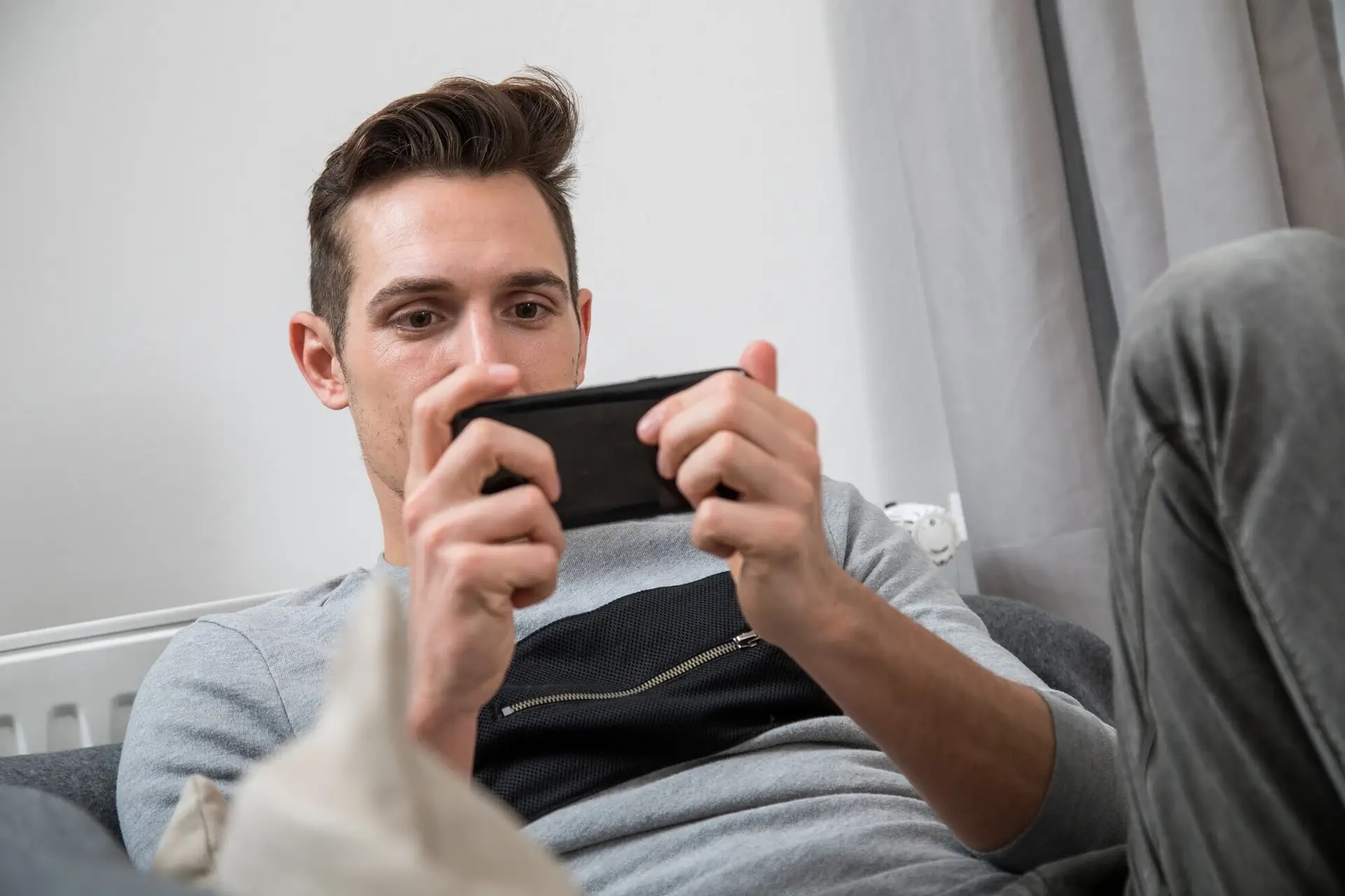 جيل «Z» يفقد مهارة مؤثرة في التواصل البشري