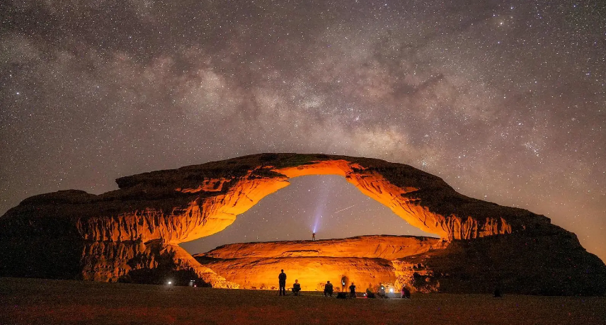 مناظر صحراوية وتراث عميق.. العُلا تسرق الأنظار كسياحة فاخرة 