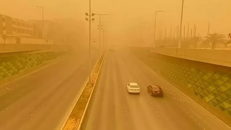 عوالق ترابية تُضعف الرؤية في شرورة حتى فجر الغد