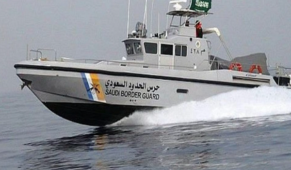 حرس حدود مكة ينقذ مواطنين تعطلت واسطتهما في عرض البحر
