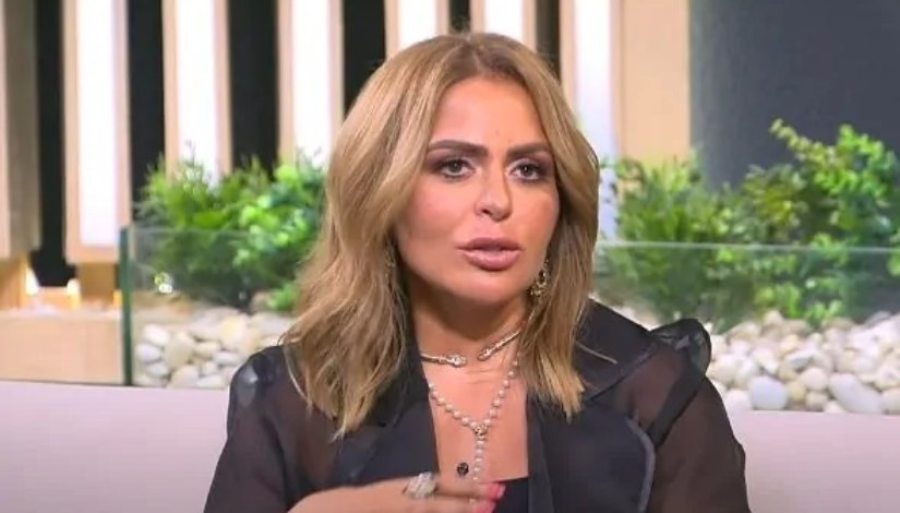 فضيحة مها الصغير.. طليقة الفنان أحمد السقا تتورّط بسرقة لوحة فنية على الهواء
