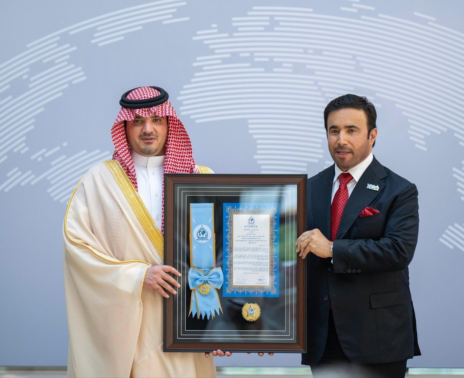 المنظمة الدولية للشرطة الجنائية تمنح الأمير عبدالعزيز بن سعود وسام “الإنتربول” من الطبقة العليا