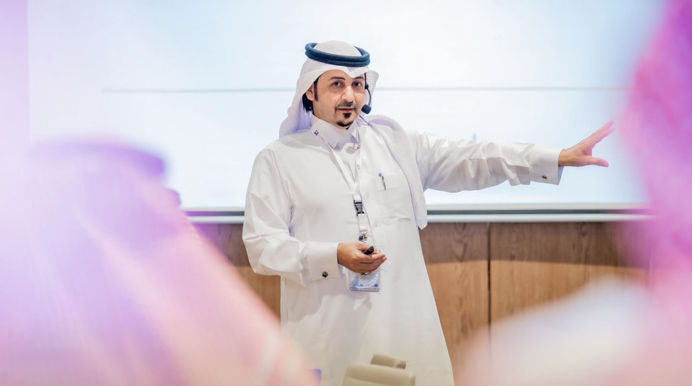 مساعد وزير الإعلام يشارك في مؤتمر القيم بجامعة أم القرى