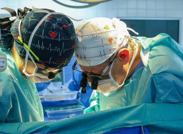 “التخصصي” ينجح في زراعة قلب لطفل بعد نقله من متبرع متوفى دماغيا