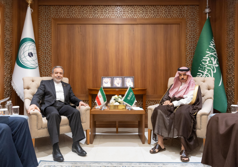 وزير الخارجية ونظيره الإيراني يستعرضان العلاقات الثنائية وسبل تعزيزها ويناقشان التطورات الإقليمية