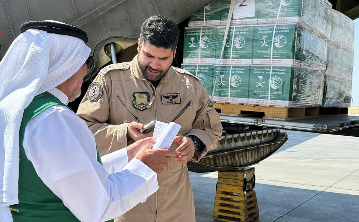 الطائرة الإغاثية السعودية الـ 59 تصل إلى قطاع غزة