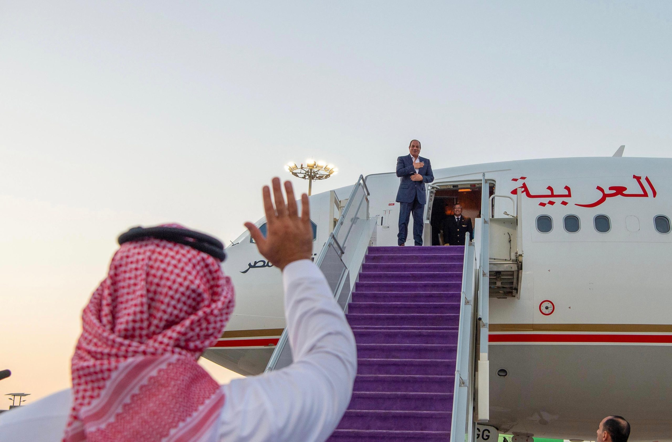الرئيس المصري يغادر نيوم وولي العهد في مقدمة مودعيه