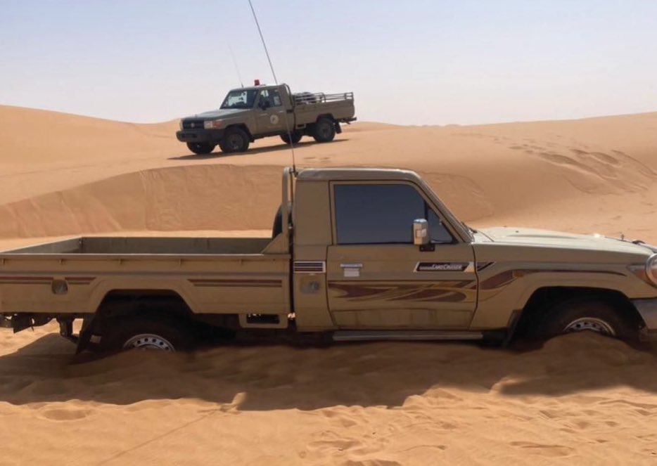 إنقاذ يمني و3 مواطنين علقت سيارتهم بالكثبان الرملية في شرورة