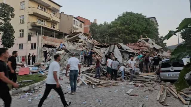 أكثر من 200 هزة ارتدادية عقب زلزال قوي ضرب غربي تركيا