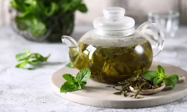 مشروب يومي شائع يعزز طاقة الدماغ ويقاوم الخرف