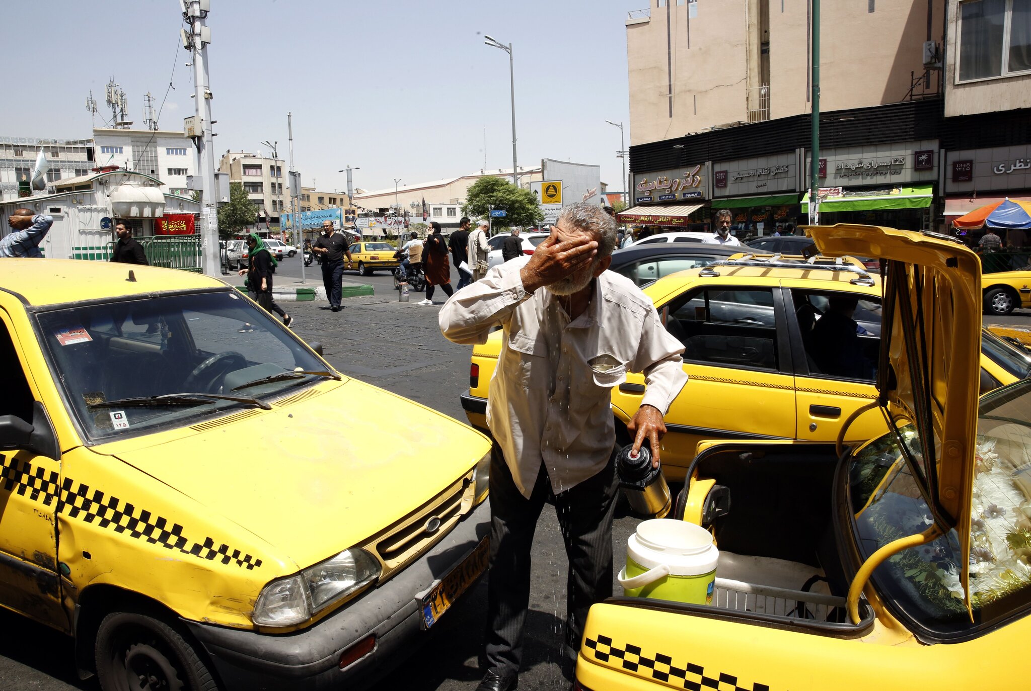 موجة حر غير مسبوقة تجبر إيران على إغلاق مؤسسات عامة