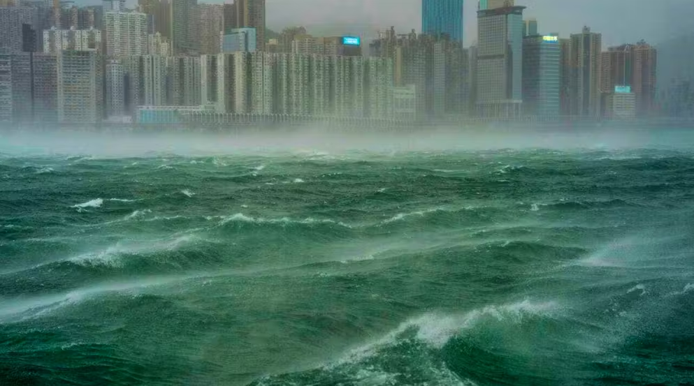 إعصار يشل الحياة في 10 مدن صينية كبرى