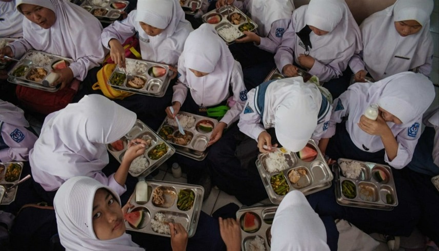 تسمم أكثر من 1000 طالب بعد تناول وجبات مدرسية في إندونيسيا
