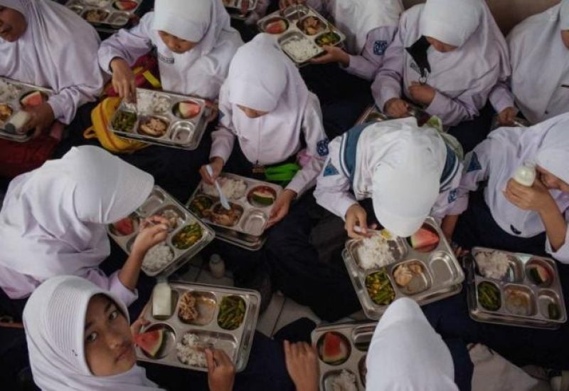 400 طفل يُصابون بالإعياء بعد وجبات مدرسية مجانية في إندونيسيا
