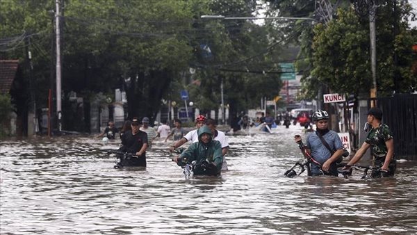 ارتفاع حصيلة ضحايا الفيضانات في إندونيسيا إلى 13 قتيلًا