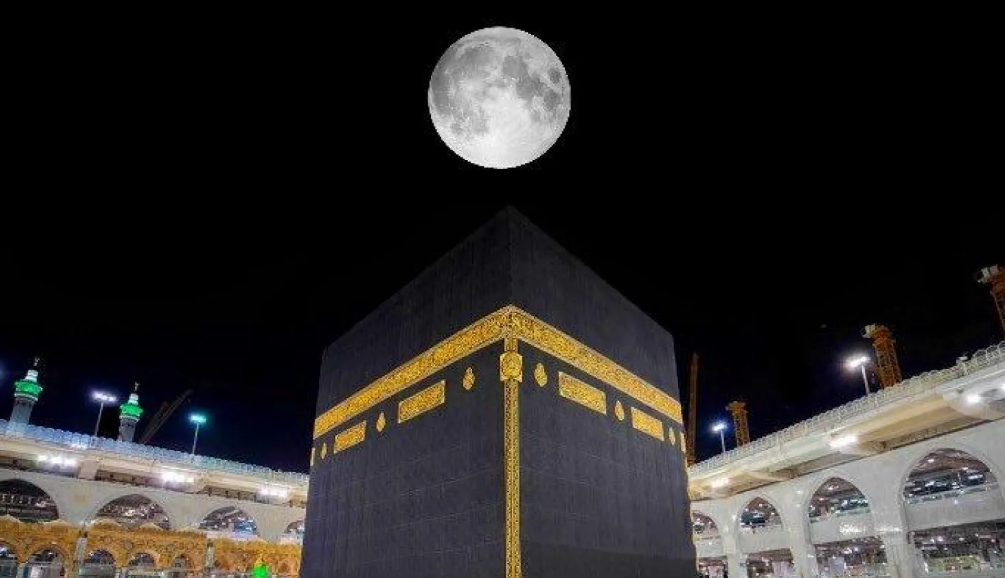 فلكية جدة: القمر يتعامد على الكعبة المشرفة فجر الجمعة