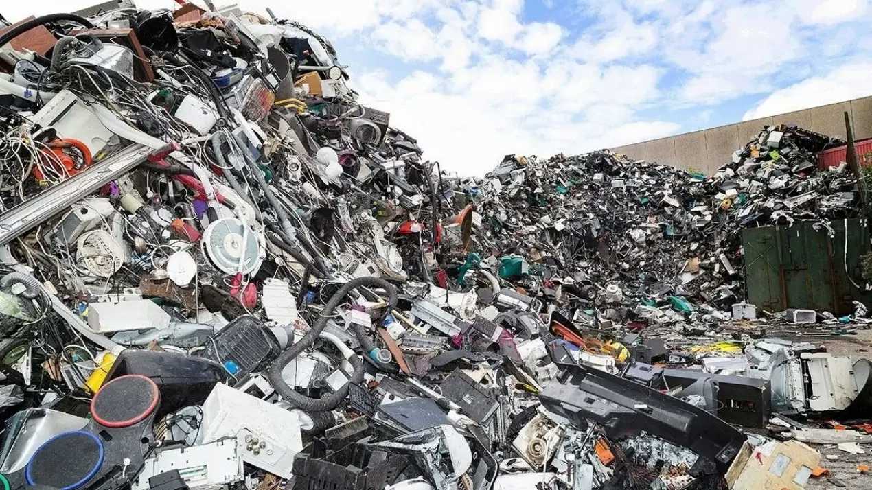 نقص القمامة يجبر مصانع صينية على الإغلاق