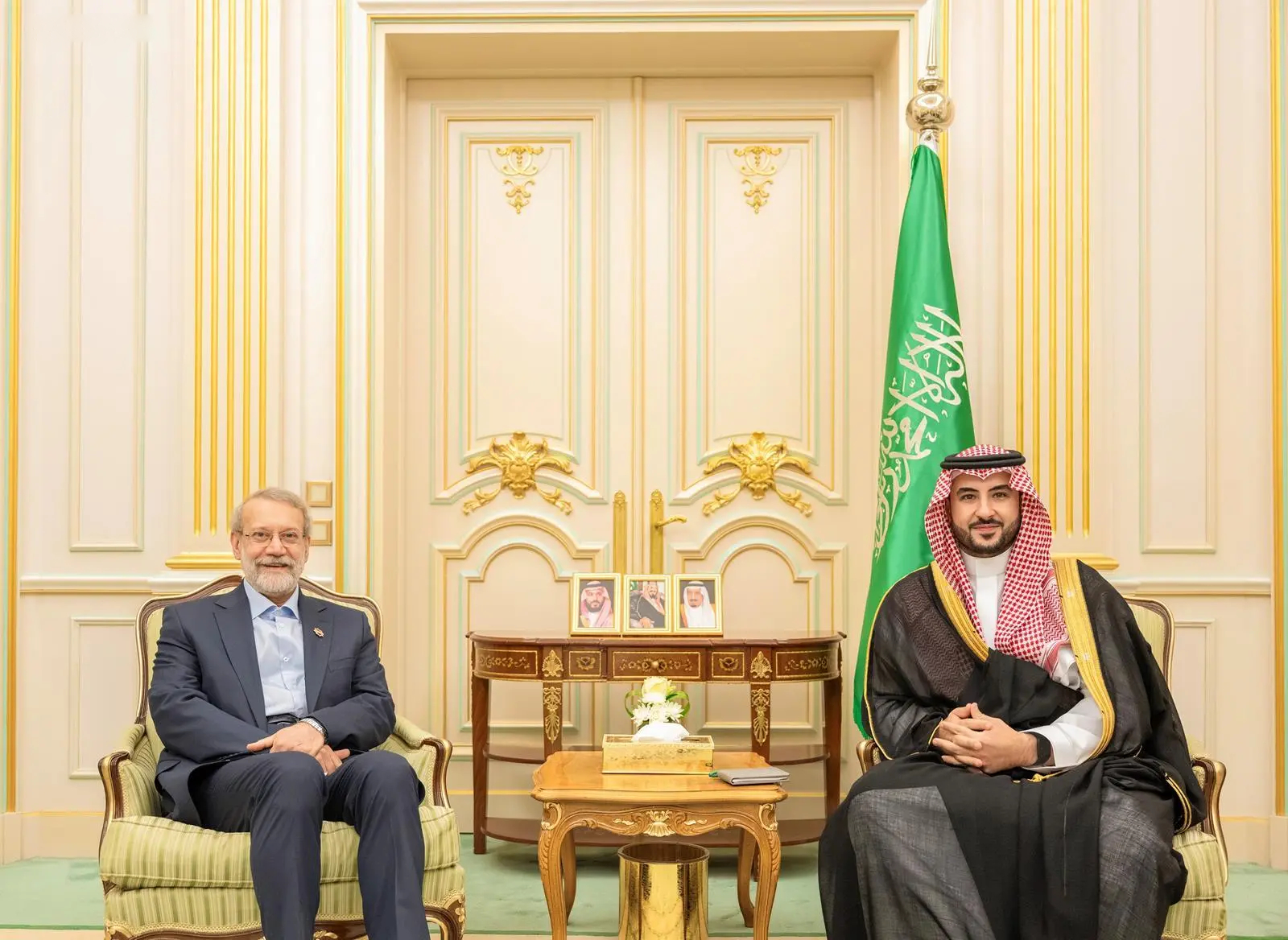 وزير الدفاع يلتقي أمين الأمن القومي الإيراني في الرياض