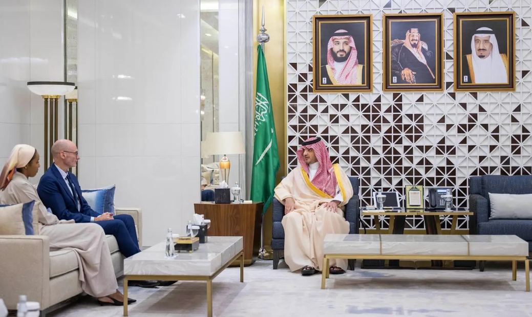 الأمير عبدالعزيز بن سعود يبحث مع سفير المملكة المتحدة لدى السعودية موضوعات مشتركة