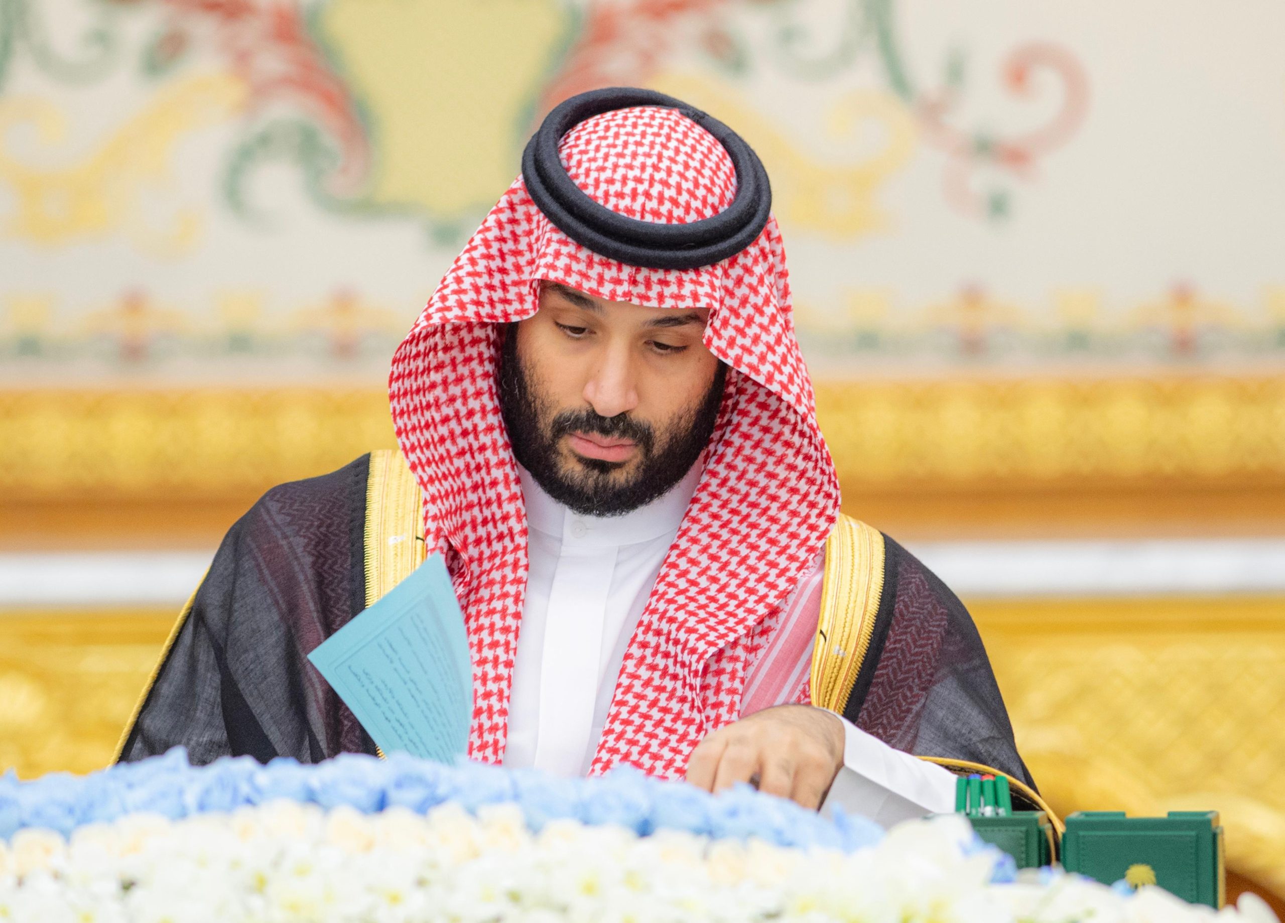 ولي العهد يشيد بموقف القمتين الرافض للخروج على القانون الدولي