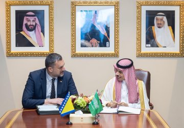 وزير الخارجية يلتقي نظيره في البوسنة والهرسك ويوقعان اتفاقية إعفاء متبادلة للجوازات الدبلوماسية والخاصة