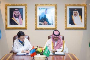 وزير الخارجية يلتقي نظيرته المنغولية ويوقعان اتفاقية إعفاء متبادلة للجوازات الدبلوماسية والخاصة
