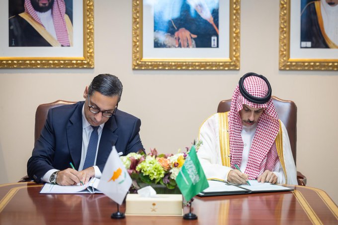 وزير الخارجية يلتقي نظيره القبرصي ويوقعان اتفاقية عامة للتعاون بين البلدين