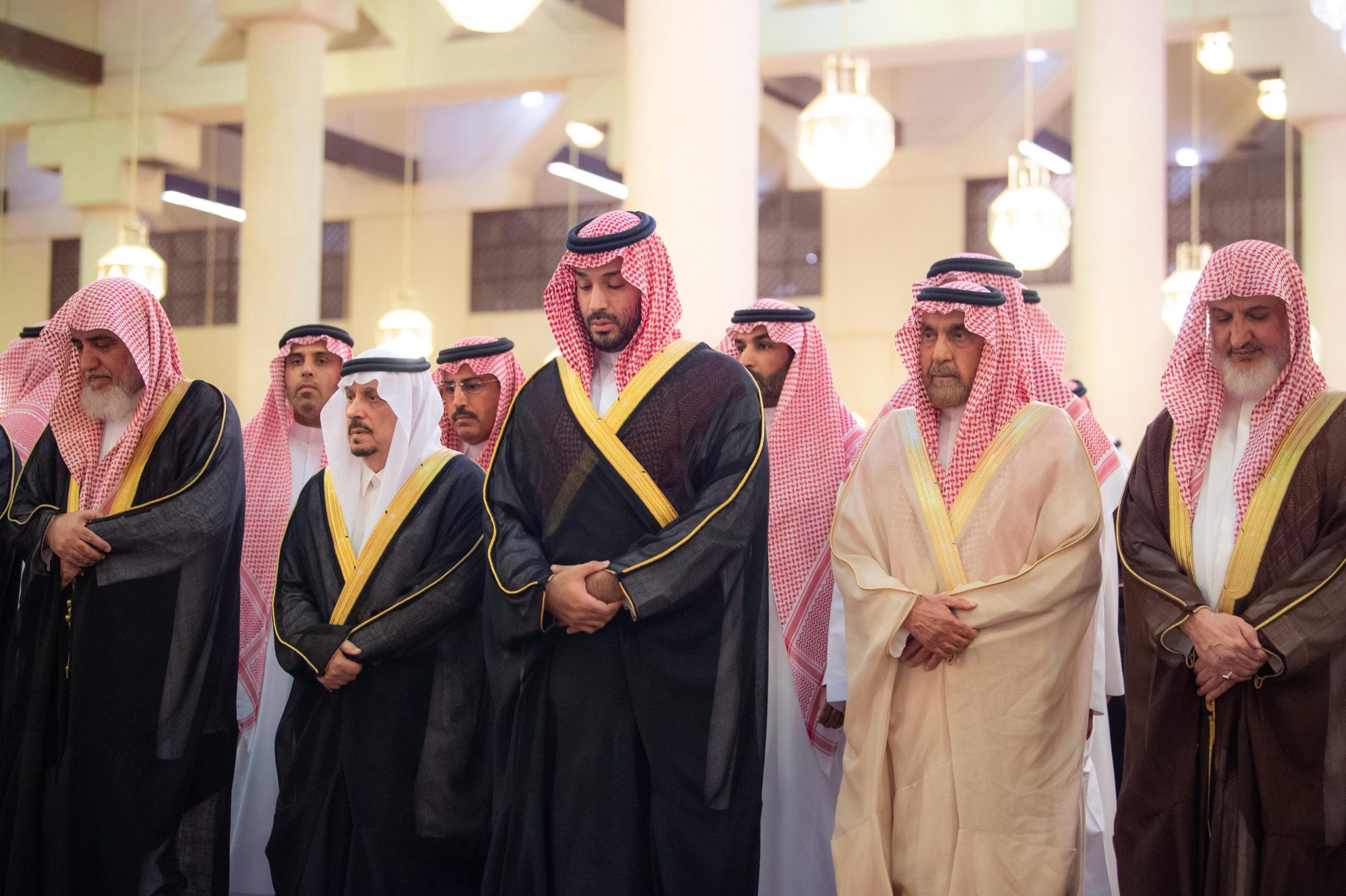 ولي العهد يؤدي صلاة الميت على الشيخ عبدالعزيز آل الشيخ بالرياض