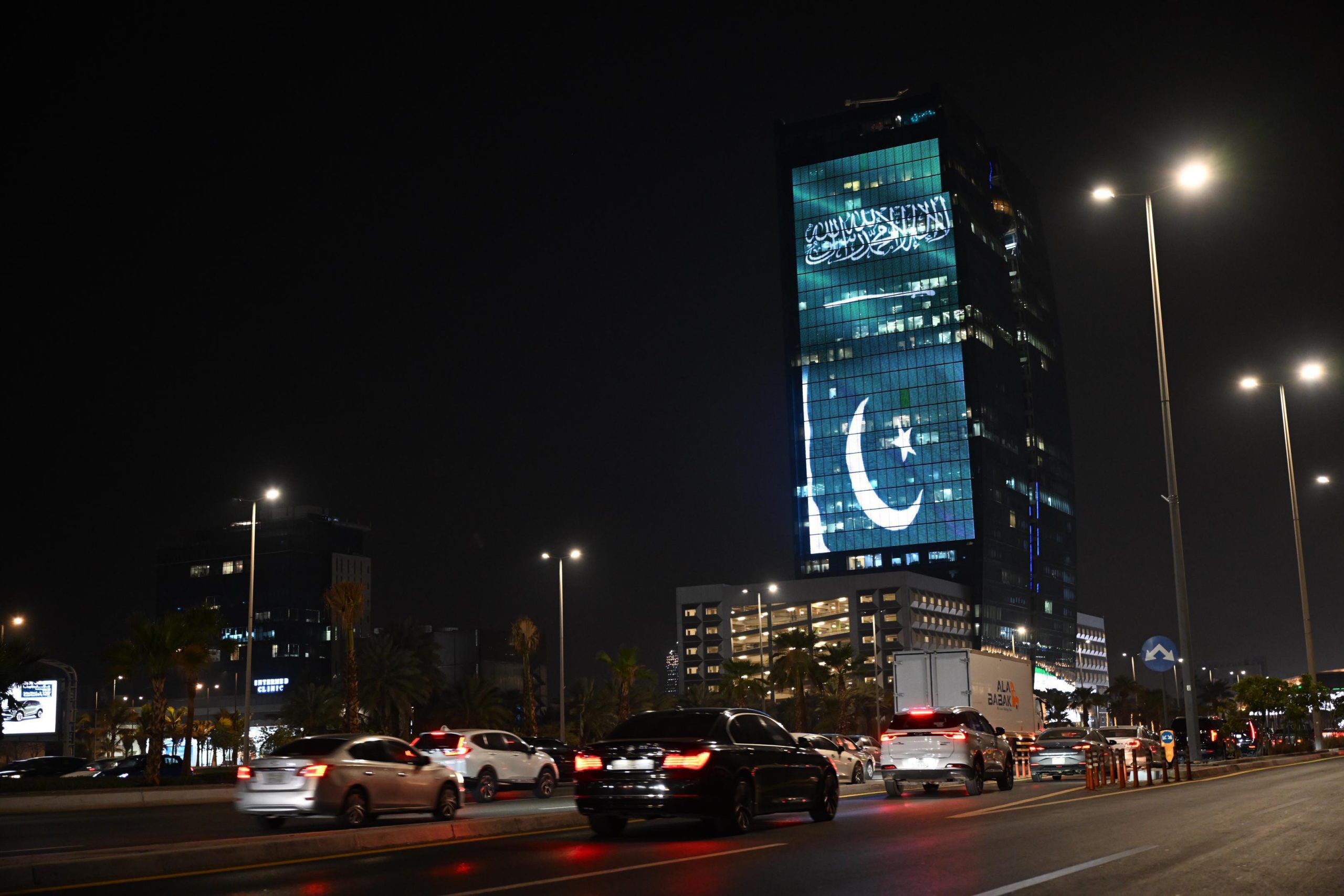 أبراج مدن المملكة تتوشح بعلمي السعودية وباكستان احتفاءً بـ”اتفاقية الدفاع المشترك”